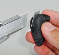 Нож TAJIMA Aluminist, 25 мм, 3 лезвия, винт.стопор. TAJIMA AC701SB